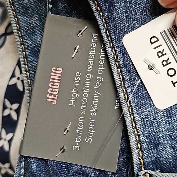 Size 18 torrid jeans--bombshell skinny and jegging - Picture 4 of 4